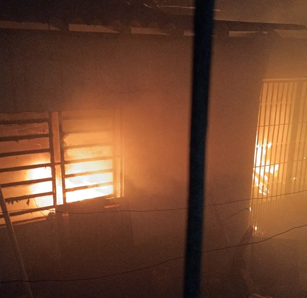 Estabelecimentos comerciais pegam fogo na rua São Pantaleão, no Centro de São Luís