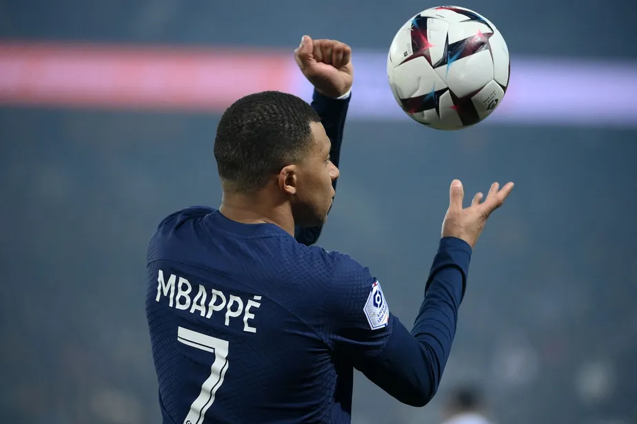 PSG e Real Madrid acertam transferência de Mbappé, mas R$ 375 milhões travam fim da negociação, diz imprensa