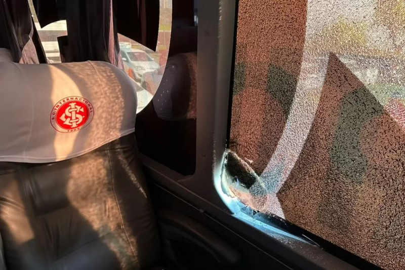 Torcida do Inter recebe ônibus do time com pedradas e atinge zagueiro