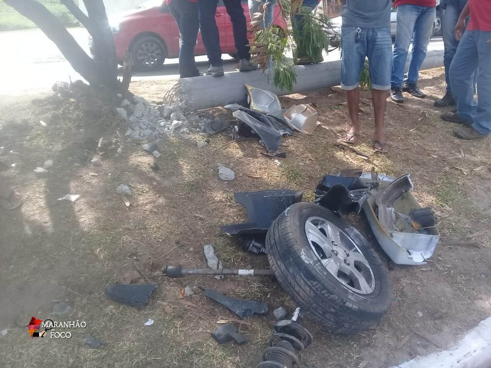 Veículo fica destruído após derrubar poste durante acidente em São Luís