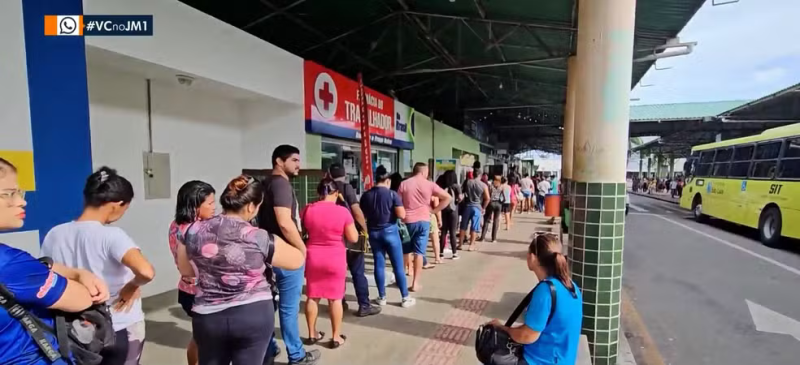 Com problemas no sistema de bilhetagem, passageiros esperam mais de uma hora para recarregar carteiras em São Luís