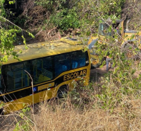 Van escolar com mais de 40 alunos cai em barranco em São José de Ribamar, no MA; uma criança ficou ferida