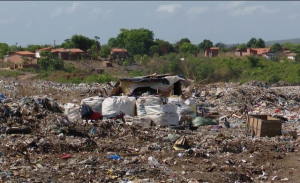Mesmo após ser condenada pela Justiça a construir aterro, prefeitura mantém lixão na área urbana de Caxias